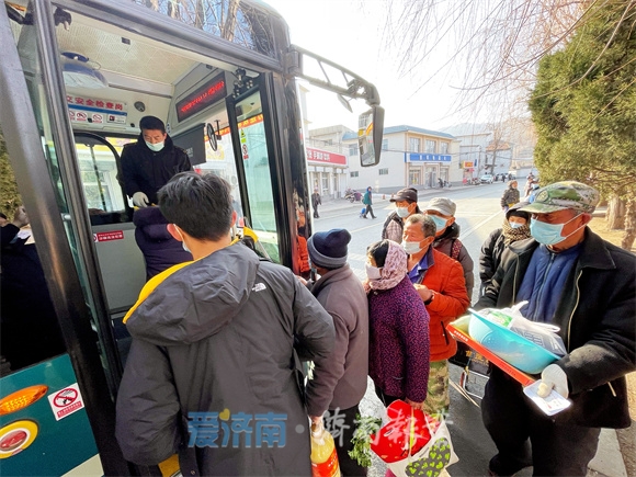 濟南冬日山間公交車送來遊客串起村莊興旺生活