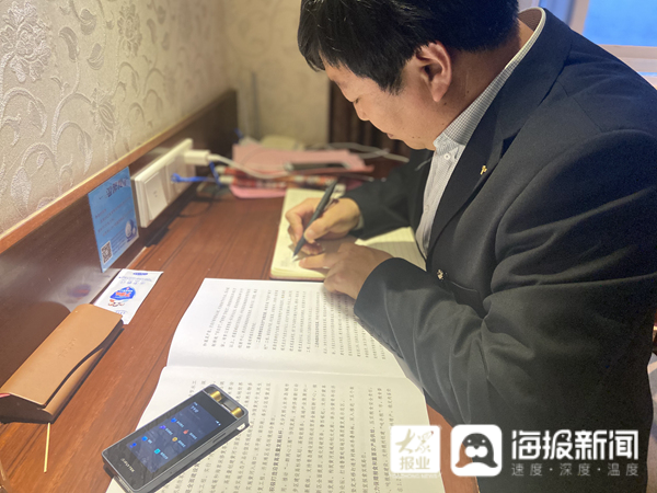 菏泽市曹县大集镇丁楼村党支部书记、山东省人大代表任庆生在伏案写建议。