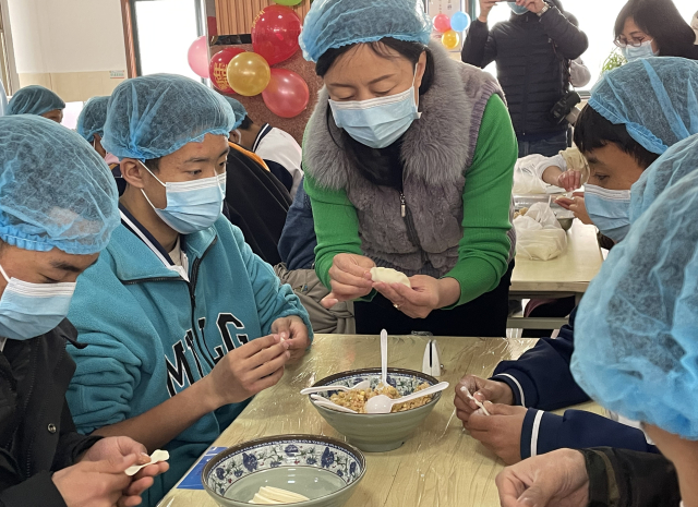 青岛：内地西藏班学生过小年包饺子