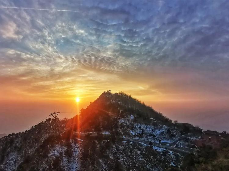 泰山风景以雄伟壮丽著称,落日余晖映晚霞的"晚霞夕照"便是泰山四大