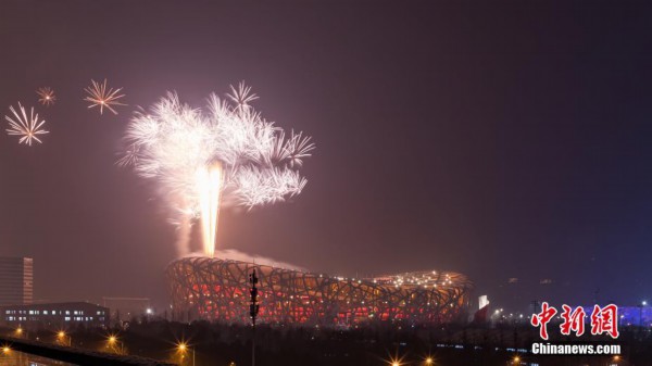 1月30日,北京,2022年北京冬奥会开幕式彩排举行,烟花在鸟巢上空绽放