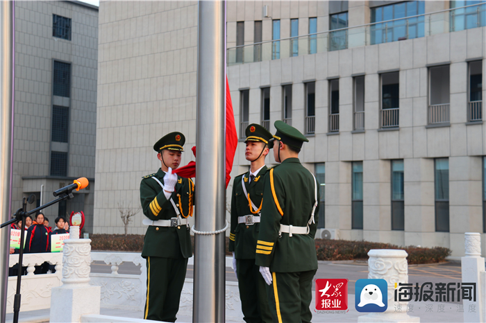 成武二中举行新学年第一次升旗仪式暨学生宣誓活动
