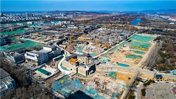 近日,记者来到济南市章丘区正在建设中的明水古城,从高空俯瞰在建中的