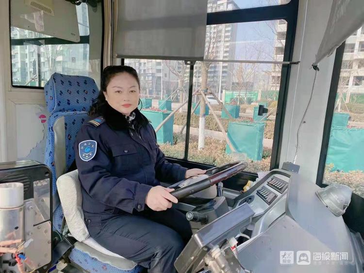 三八节坚守岗位济南公交女驾驶员站好退休前最后一班岗