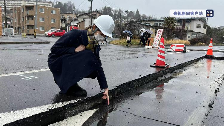 日本白石市道路已封锁 地震导致路面开裂塌陷