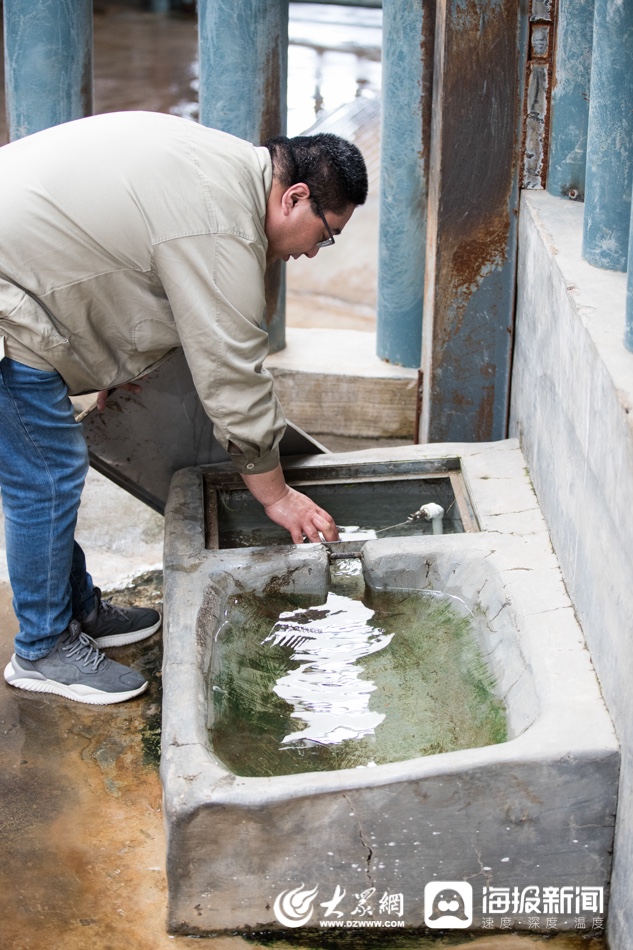 图：王可新自己发明的“自动换水系统”可以帮助犀牛随时喝上干净水。（大众网·海报新闻记者 毕胜 摄）