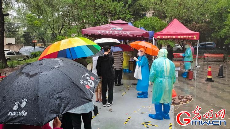 上海下雨做核酸图片图片