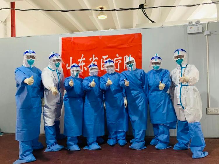 山東省援滬醫療隊與方艙患者被讚“最好的醫患關係”