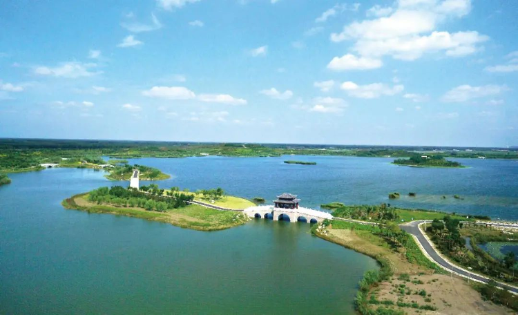 （今年1月，生态环境部发布2021年度全国美丽河湖、美丽海湾优秀案例，马踏湖被评选为美丽河湖优秀案例第1名。图为淄博桓台县马踏湖风景名胜区。）