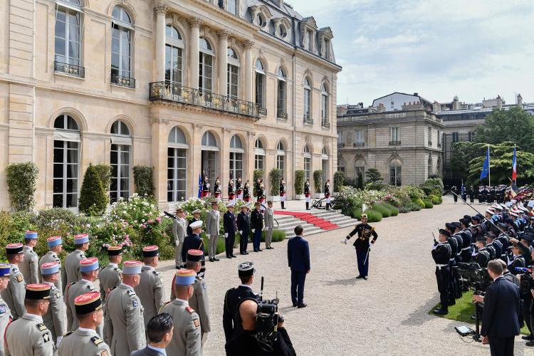 法国马卡龙总统简历图片