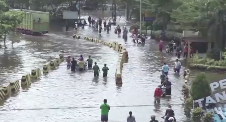 洪水来袭 印尼中爪哇省数千人被迫撤离