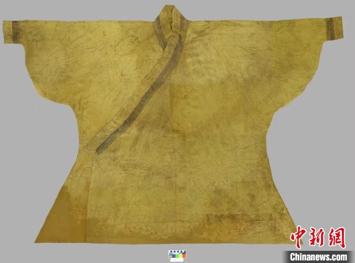 图为修复后的元代袍服。　青海省文物考古研究所供图