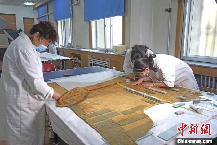 图为元代袍服平整过程。　青海省文物考古研究所供图