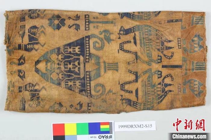 图为修复后的唐代织锦。　青海省文物考古研究所供图
