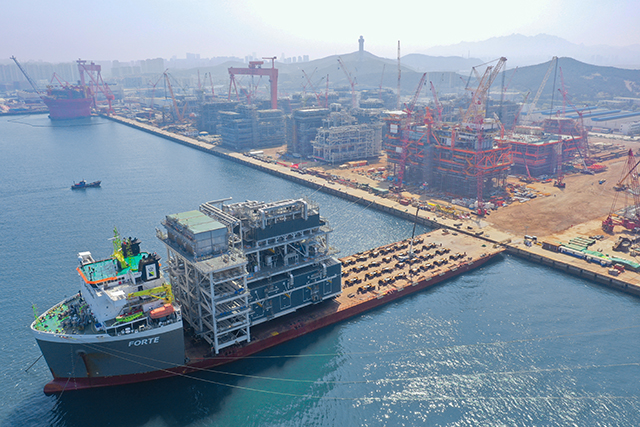 全球首批一体化建造LNG核心工艺模块在青岛顺利交付。
