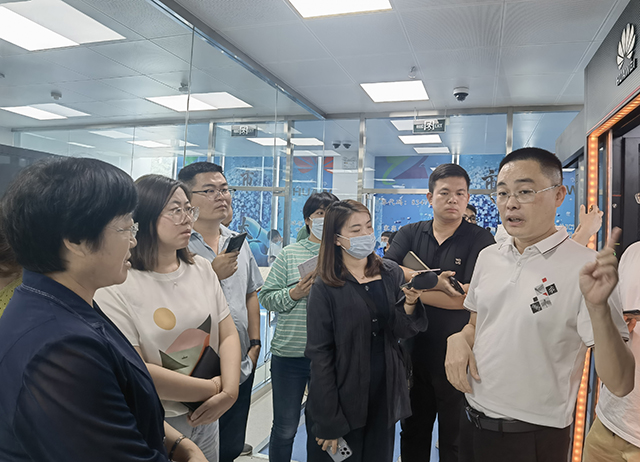 大众日报记者（左二、左三、左六）在华为（肥城）工业互联网创新中心采访。