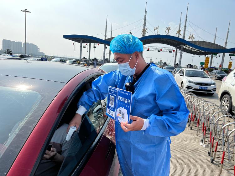 跨海大桥主线卡口防疫人员王坤在跨海大桥主线卡口查验过往车辆。（□记者 张晓帆 报道）