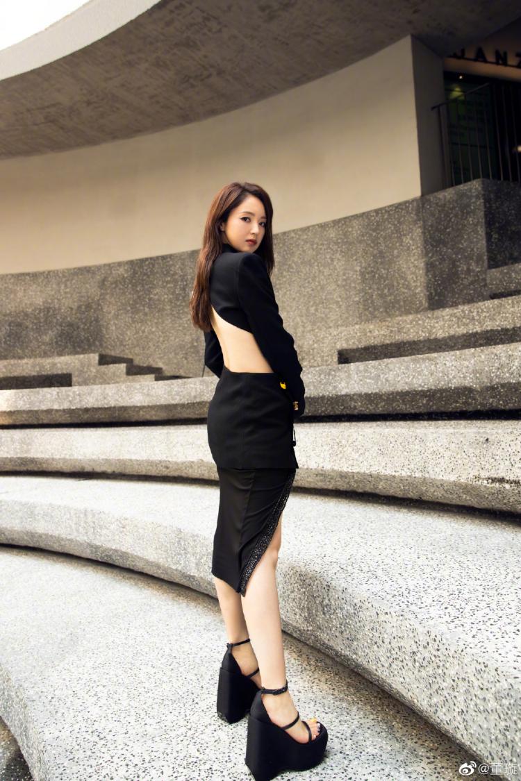 董璇在社交平台上晒出一组照片,照片里的她穿黑色裙装,秀出修长双腿