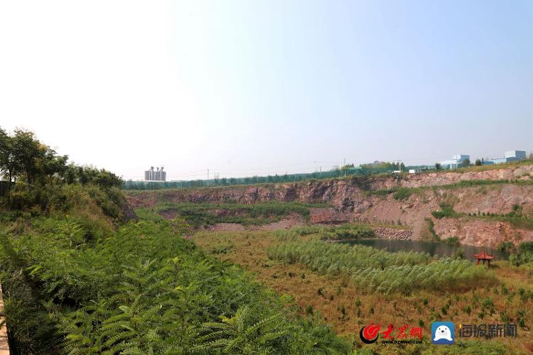 环保世纪行采访团到莒县阎庄街道王家山沟村白云岩矿进行采访报道