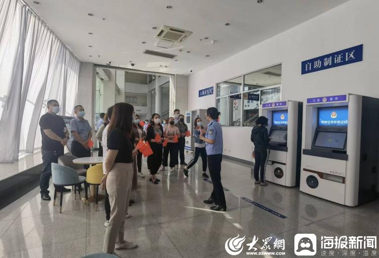 潍坊市车管所“警营开放日” 市民体验业务自助办理“加速度”bob官方下载链接(图1)