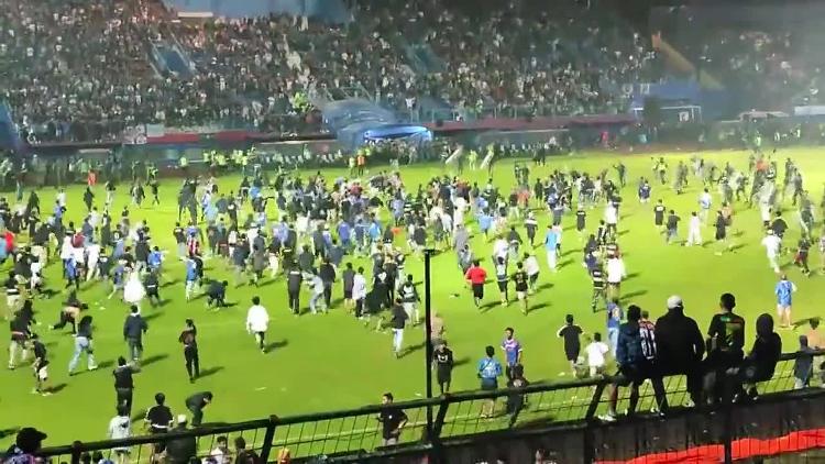 印尼东爪哇一体育场发生暴力事件 已致127人死亡