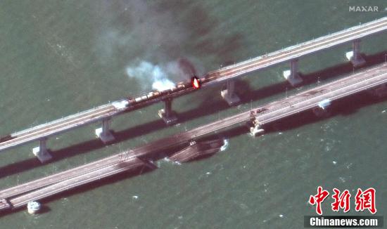 俯瞰克里米亚爆炸起火大桥 桥面受损严重