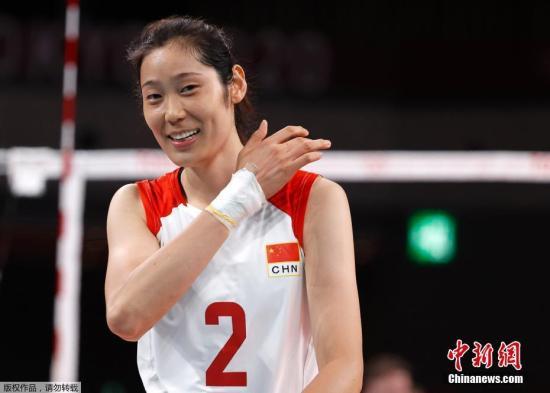 资料图：东京奥运会女子排球小组赛期间，女排队员朱婷的手腕紧紧地缠着绷带。