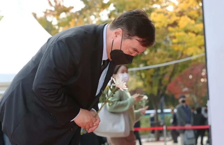 中国驻韩大使前往吊唁梨泰院踩踏事故遇难者