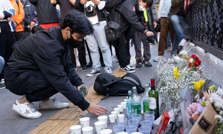 韩国哀悼踩踏事故遇难者  商界取消万圣节促销