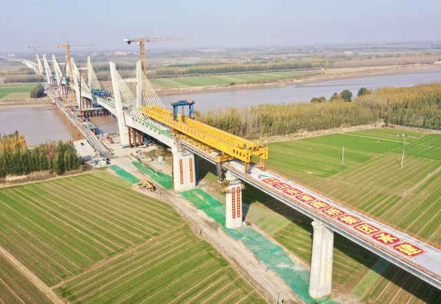 济郑高铁建设取得重大进展：长清黄河特大桥节段拼装连续梁全部架设完成