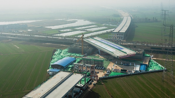 濟南大西環跨京滬鐵路轉體橋完成轉體