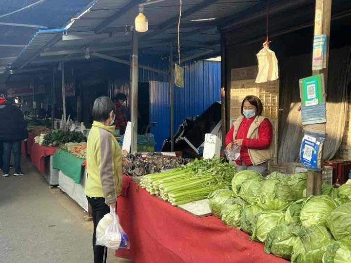 济南多个蔬菜、海鲜市场开门营业，各类菜品供应充足