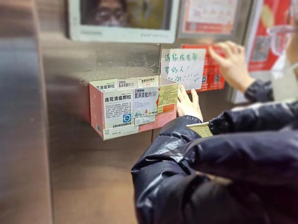 中國好鄰居！女子悄悄在電梯貼暖心小藥箱，鄰居接力放入退燒藥
