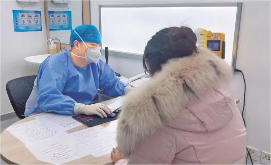 1月9日，山东第一医科大学附属省立医院东院区，神经外科医师何东在为患者看病。（□记者李洪翠报道）