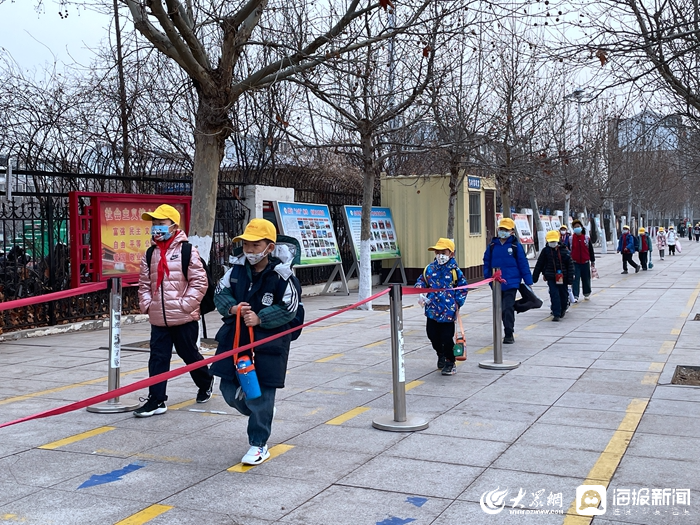 直击东营市胜利锦苑小学开学现场 海报新闻