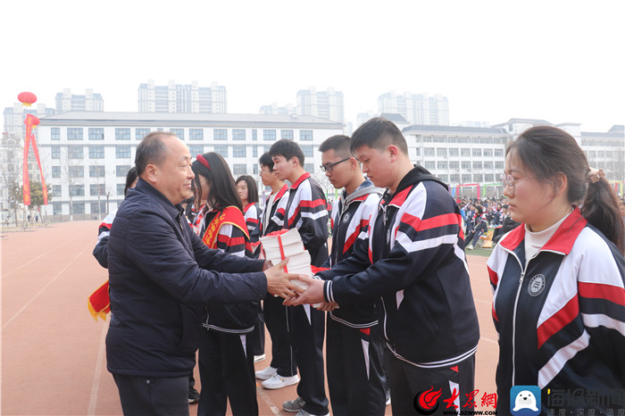 菏泽一中学生上吊图片