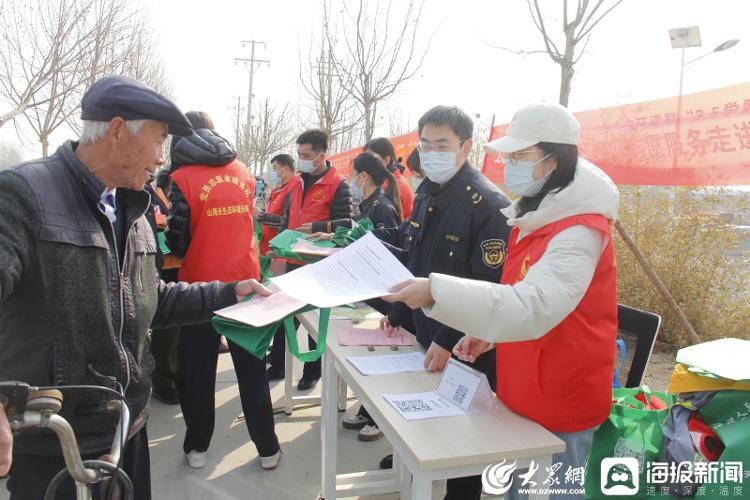 山海天生乐鱼体育态环境分局开展学雷锋“千乡万绿”环保志愿服务活动