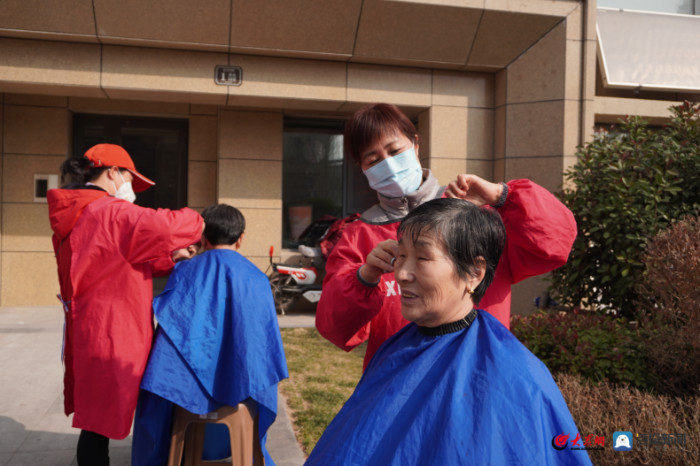 胜利街道和园社区举办“情暖夕阳乐享银龄”关爱老年人服务项目启动仪式暨“众和之美”公益市集活动半岛体育(图3)