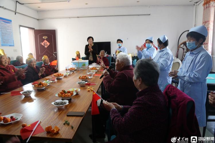 滕州:東沙河街道清水灣老年公寓集體生日溫暖老人心 - 海報新聞