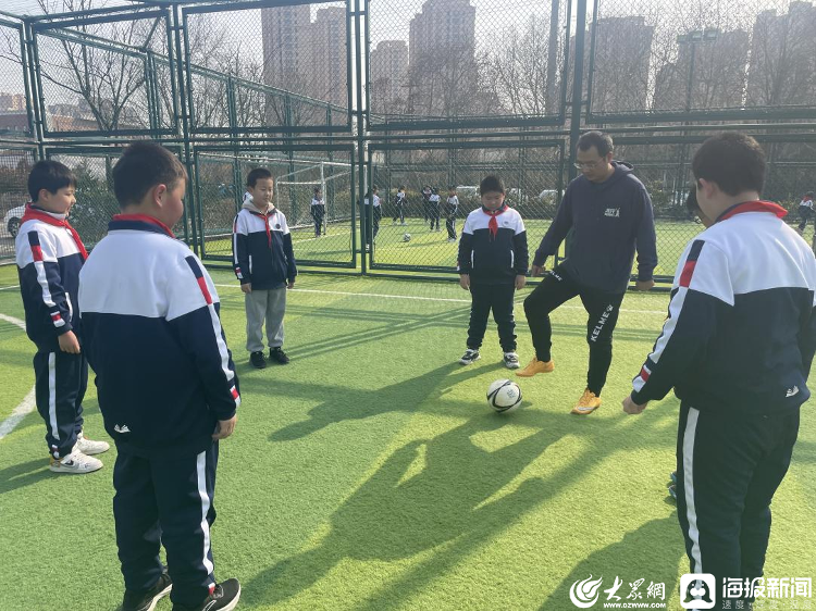 乐鱼网站足球小少年飞翔绿茵场 青岛淮阳路小学开展校外特色体育活动(图1)