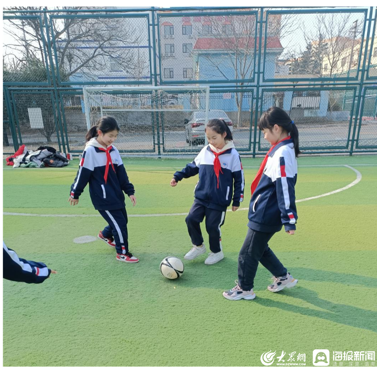 乐鱼网站足球小少年飞翔绿茵场 青岛淮阳路小学开展校外特色体育活动(图2)