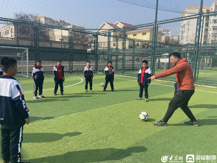 乐鱼网站足球小少年飞翔绿茵场 青岛淮阳路小学开展校外特色体育活动(图3)