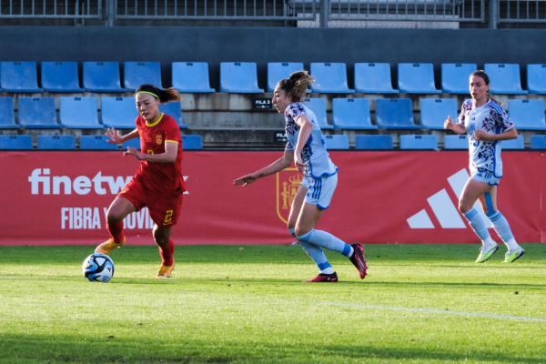 中国女足友谊赛不敌西班牙队