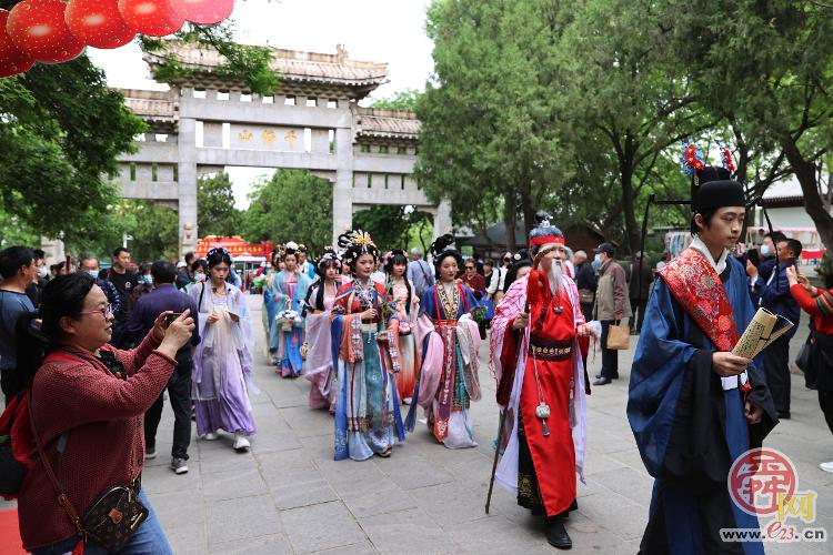 赏民俗 品美食 汉服巡游！济南千佛山“三月三”民俗文化庙会热闹开场