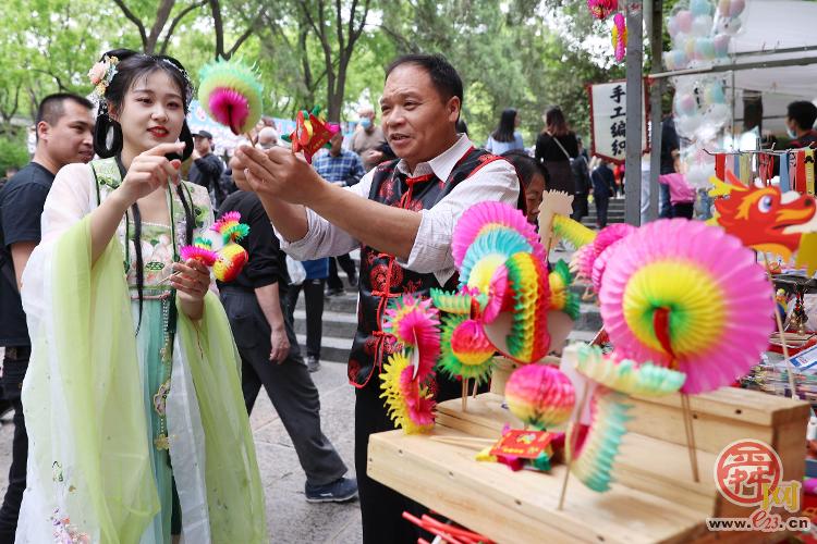 赏民俗 品美食 汉服巡游！济南千佛山“三月三”民俗文化庙会热闹开场