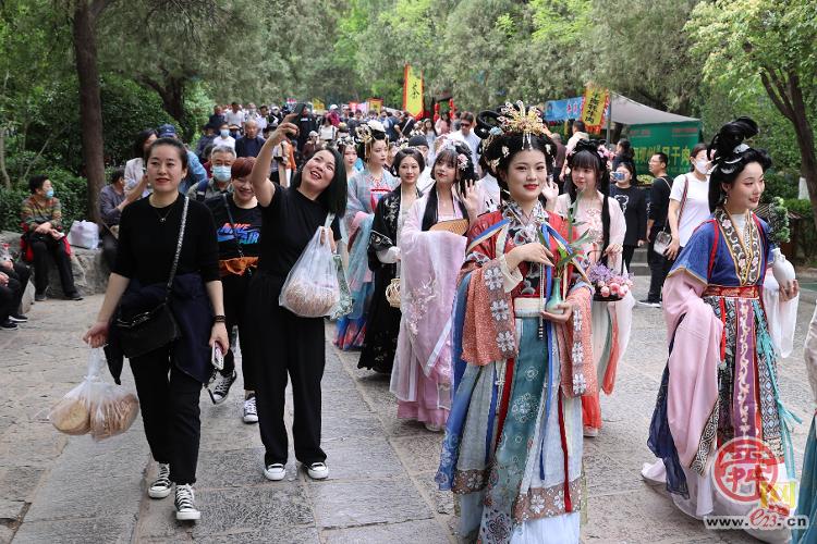 赏民俗 品美食 汉服巡游！济南千佛山“三月三”民俗文化庙会热闹开场