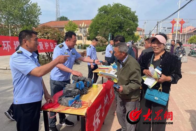 雷竞技RAYBET践行绿色环保理念：青岛市生态环境局平度分局开展环保宣传赶大集