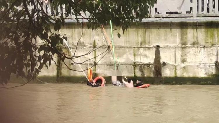 男童掉入湍急河水被冲走数百米，重庆警民合力救人