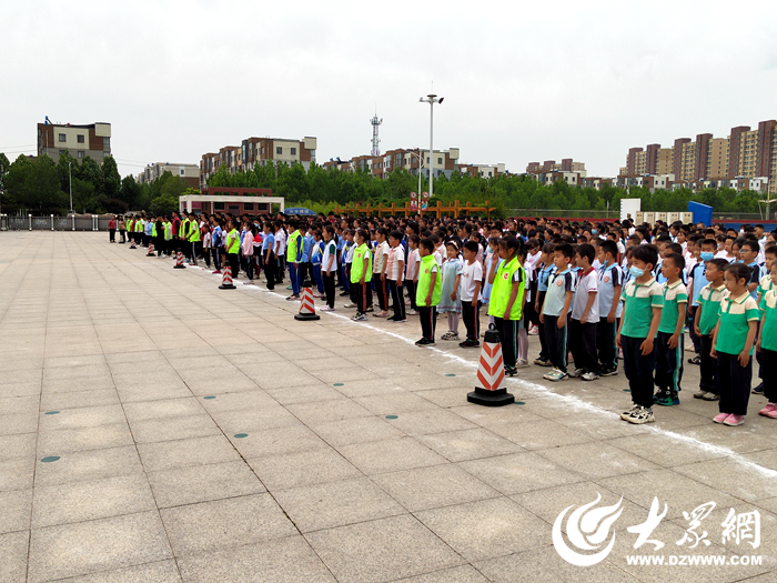 东营市胜利第五中学组织防震逃生安全疏散演练