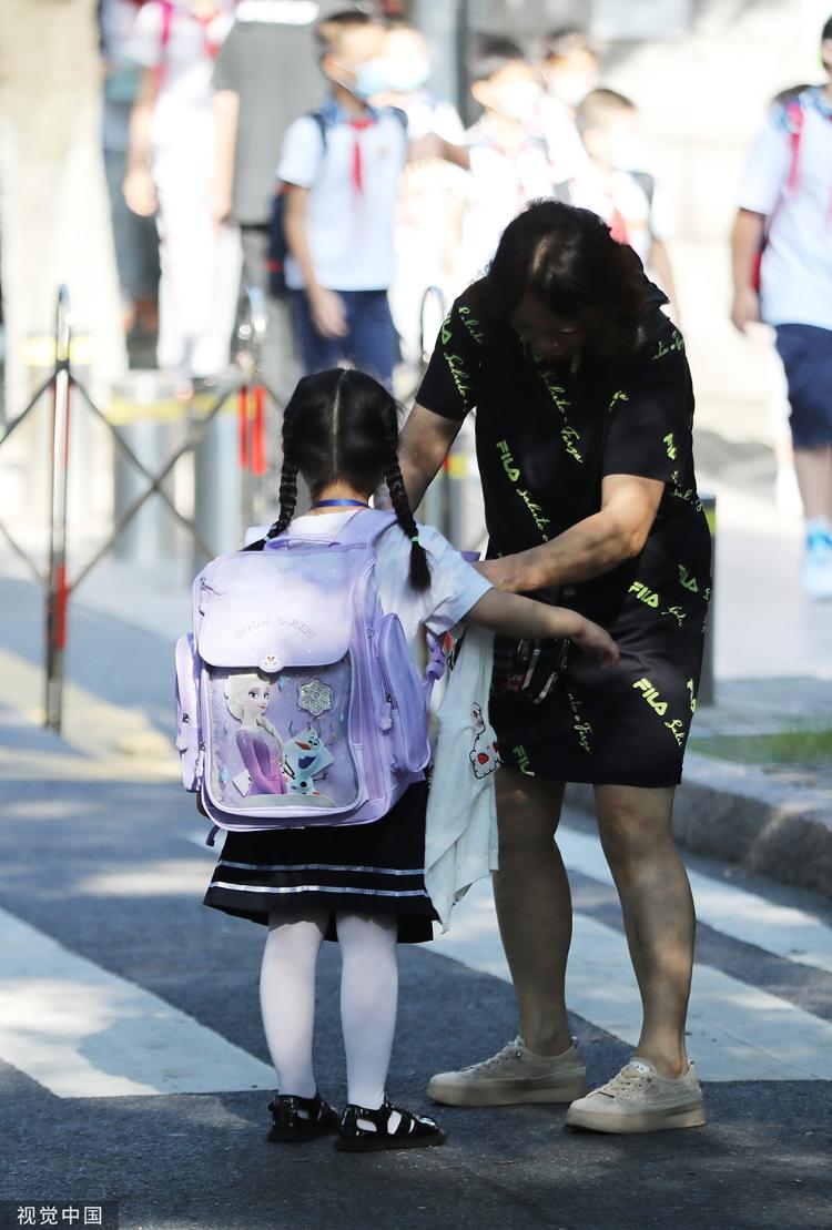 小学生“大书包”背后：普遍六七斤重 孩子弓腰走路